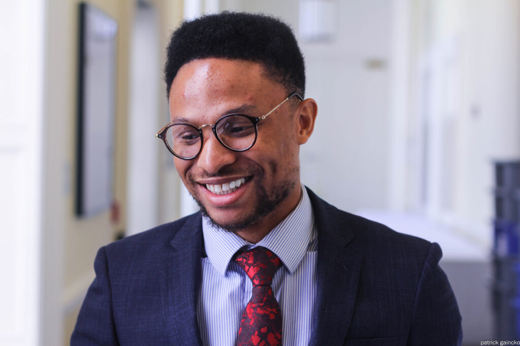 un business man africain avec des lunettes