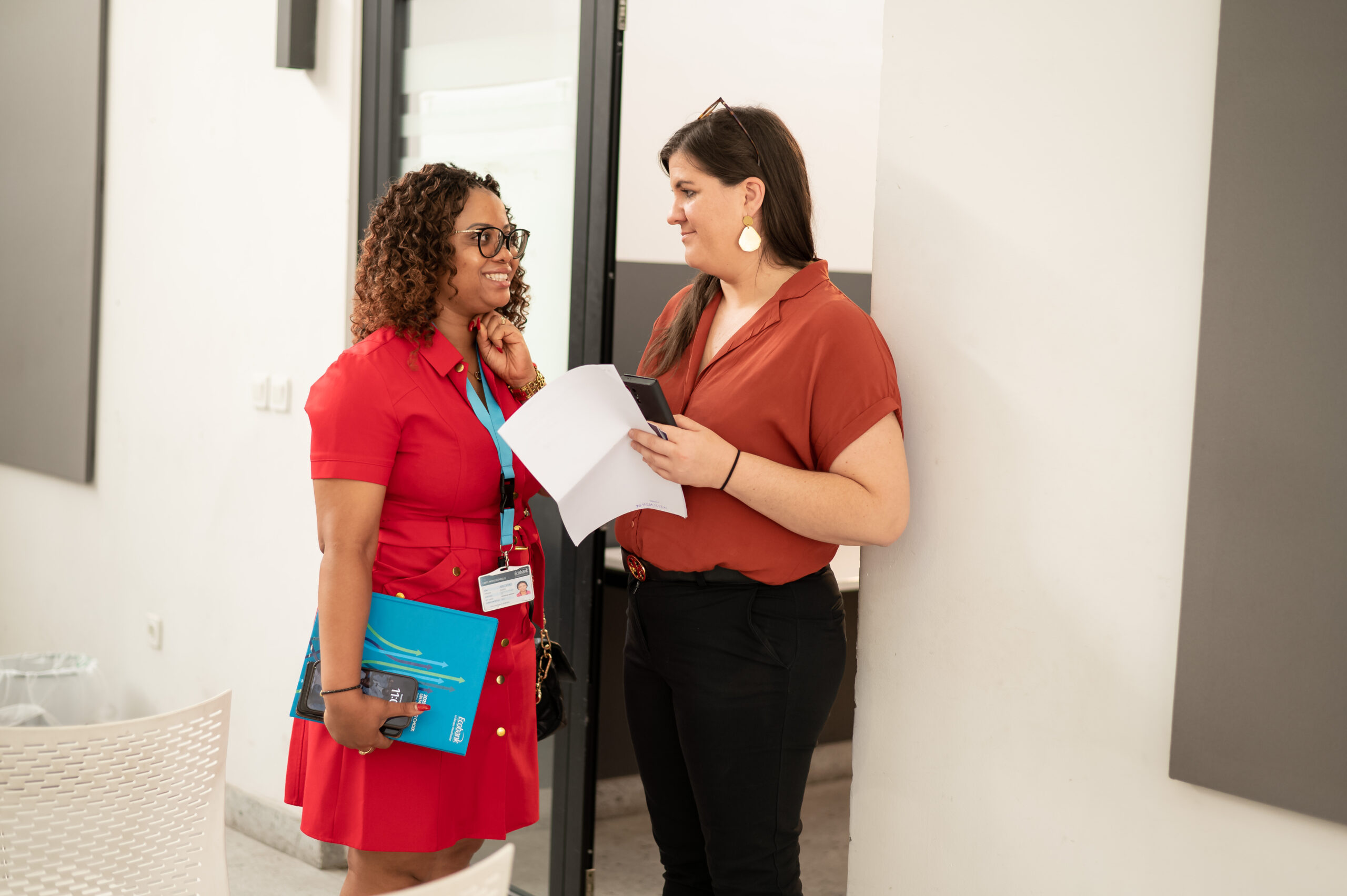 une RH et une rechercheuse d'emploi échangeant lors d'une session business-to-talent