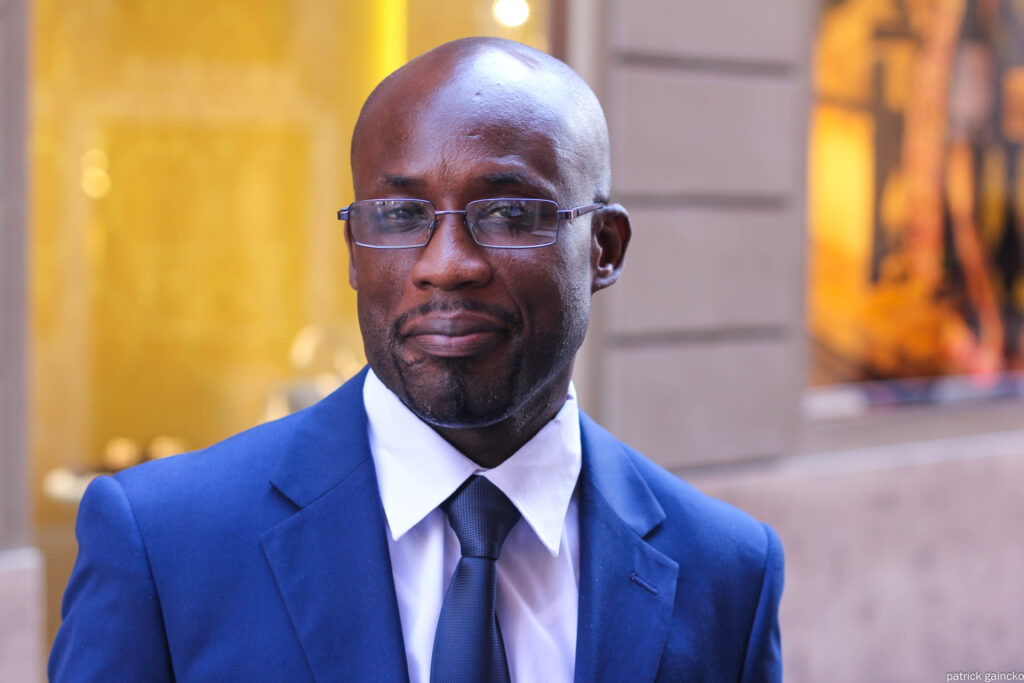 un entrepreneur participant au salon