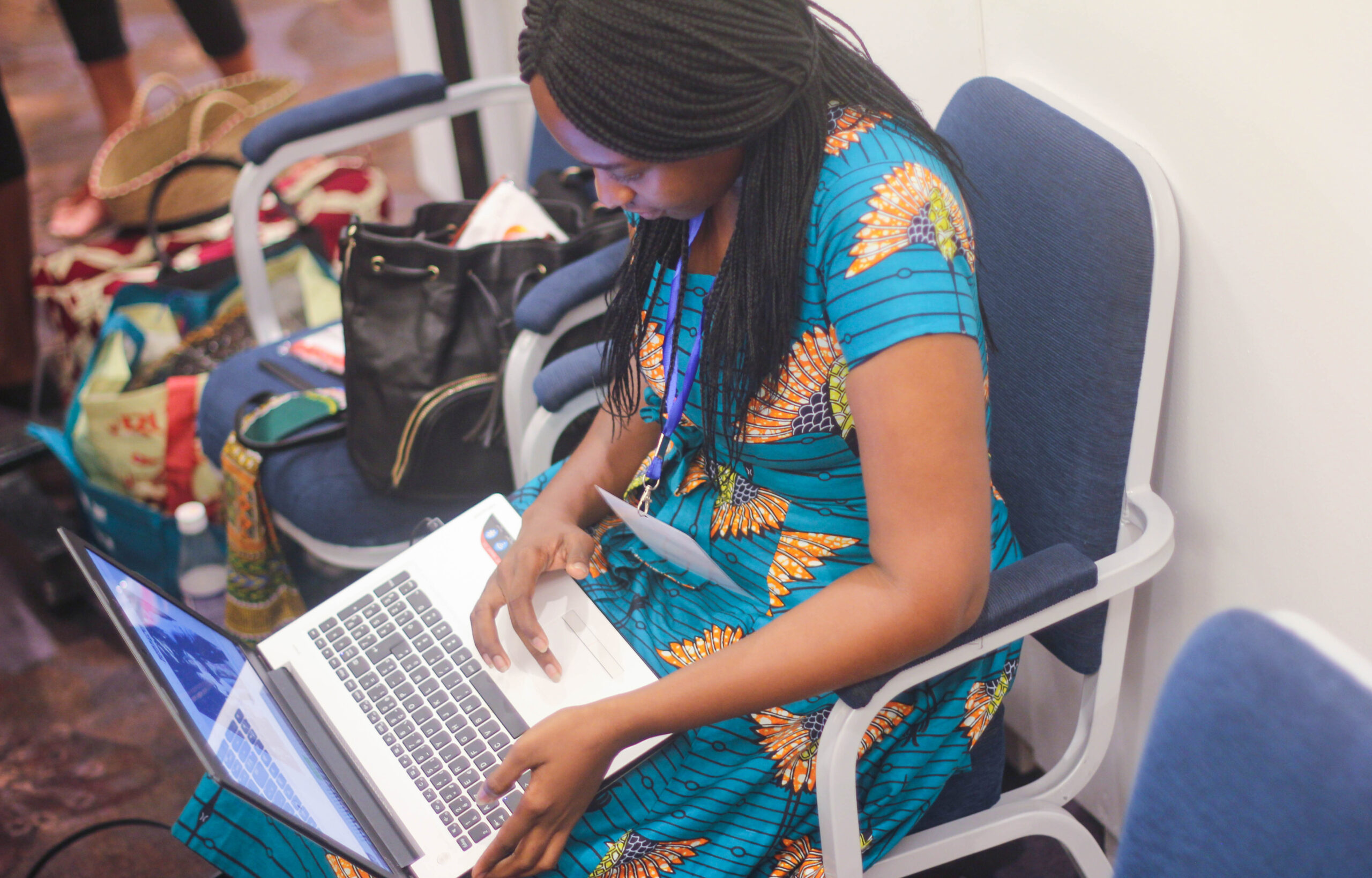 une participante d'Impact Job Days prenant des notes sur son ordinateur portable