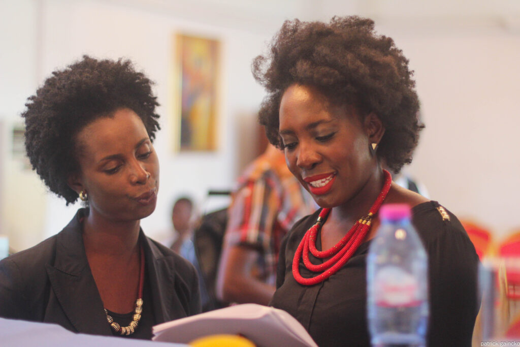 2 participantes discutant lors du salon