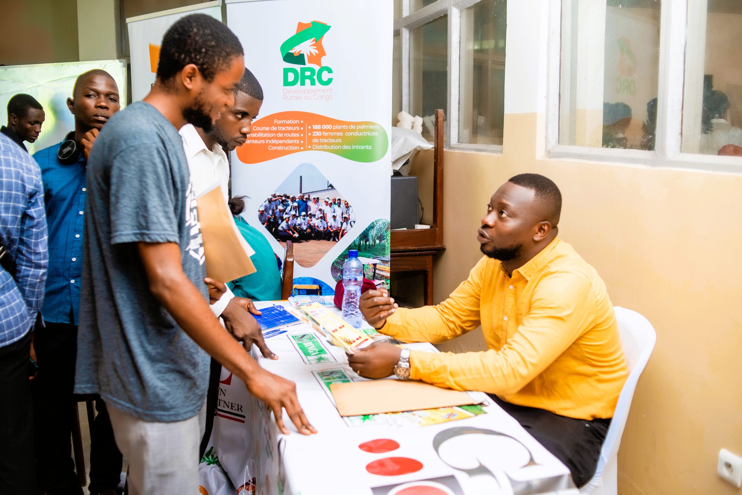 un recruteur de DRC échangeant avec 2 candidats