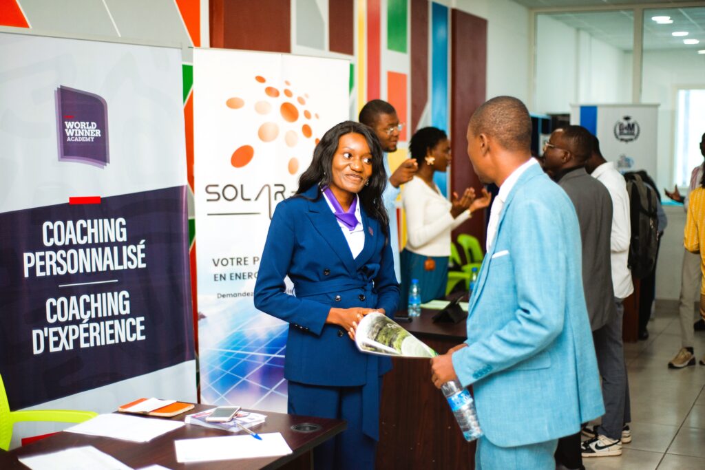 une recruteuse RH qui échange avec un candidat potentiel pour un emploi