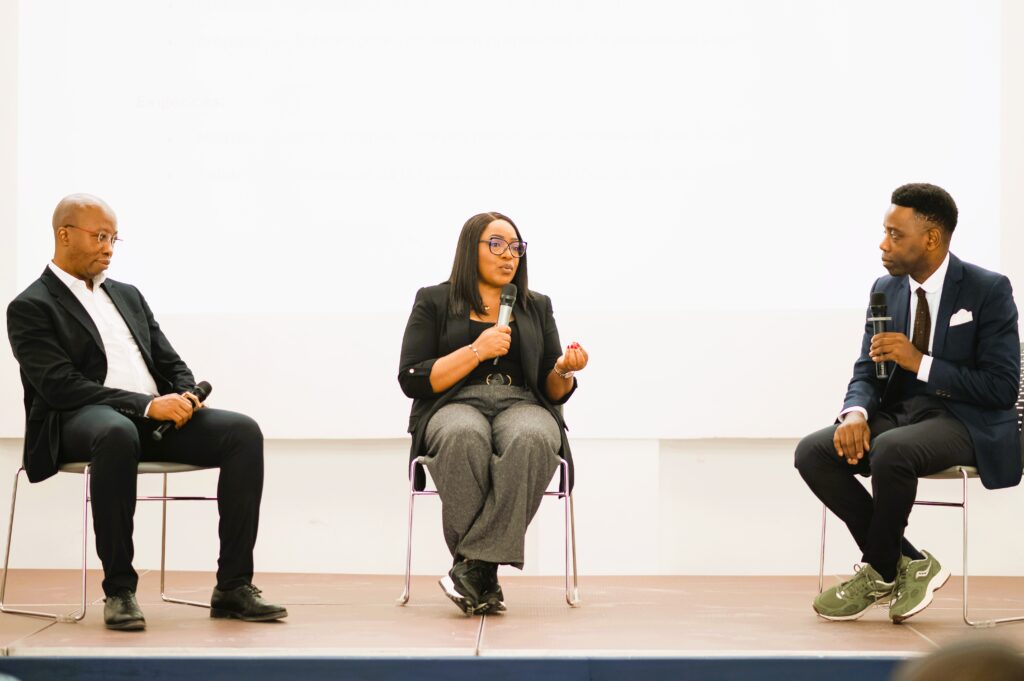 speakers discutant lors d'un débat animé