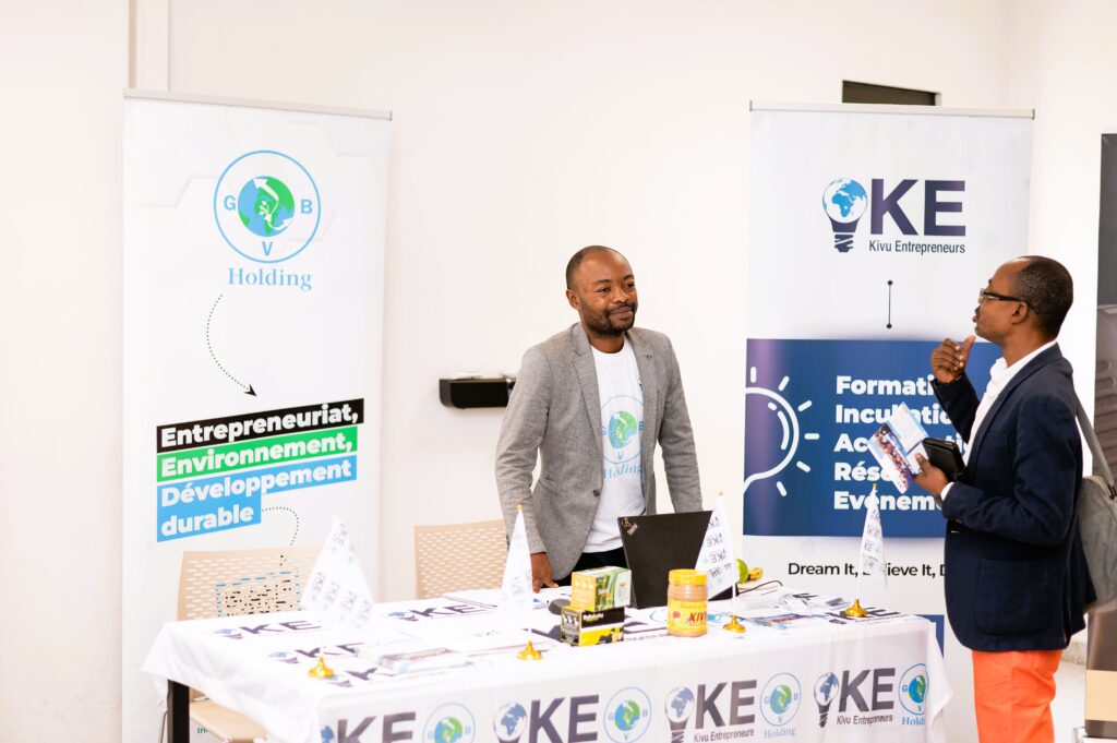 un représentant de Kivu Entrepreneur qui échange avec un prospect