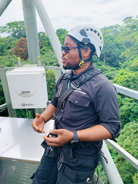 guide donnant des explications sur la tour lors d'une expérience Impact Job Days