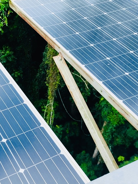 panneaux solaires sur la tour